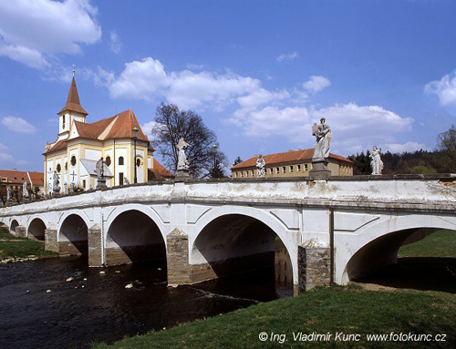 Kamenný most a kostel